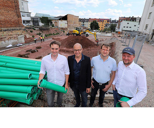 Benjamin Dietrich von der DGL Real Estate (von links), Architekt Tore Pape, Bauleiter Jens Krug und Marek Grimmelbein (DGL).